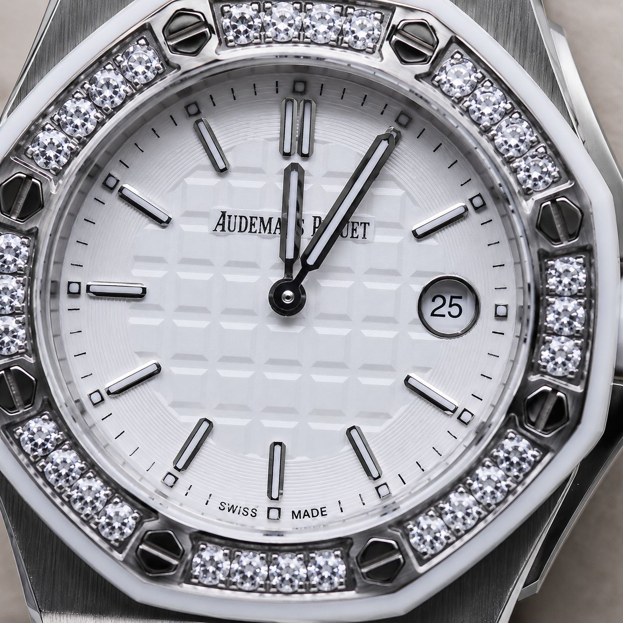 AUDEMARS PIGUET ROYAL OAK DAMA 34 MM ACERO – BISEL ENGASTADO CON CIRCONIAS