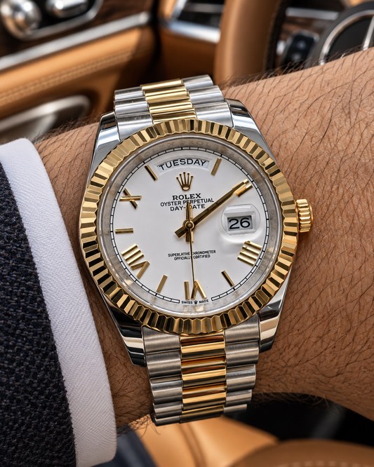 ROLEX DAY-DATE 40 MM – ESFERA BLANCA, BISEL ESTRIADO Y BRAZALETE BICOLOR