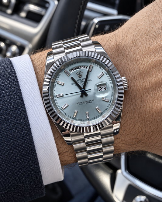 ROLEX DAY-DATE 40 MM – ESFERA AZUL HIELO, BISEL ESTRIADO Y MARCADORES TIPO BAGUETTE