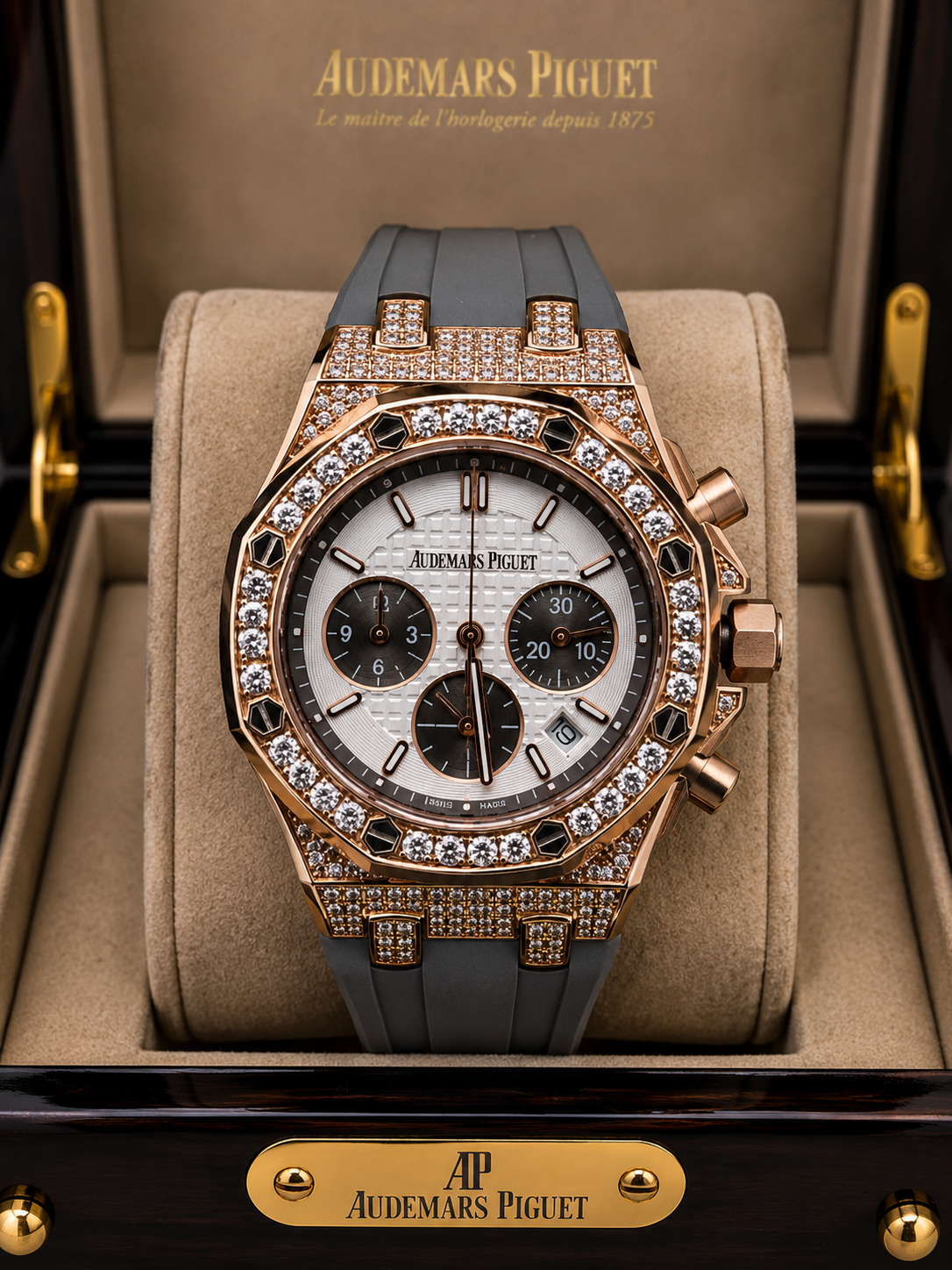 AUDEMARS PIGUET ROYAL OAK CHRONOGRAPH DAMA 37 MM – BISEL Y CAJA ENGASTADOS CON CIRCONIAS
