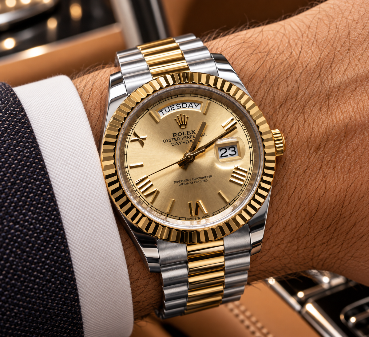 ROLEX DAY-DATE 40 MM – ESFERA DORADA, BISEL ESTRIADO Y BRAZALETE BICOLOR