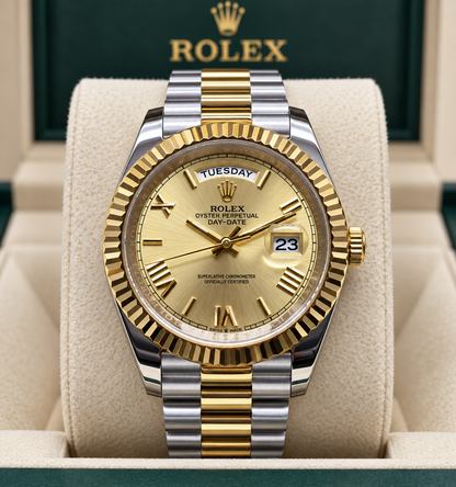 ROLEX DAY-DATE 40 MM – ESFERA DORADA, BISEL ESTRIADO Y BRAZALETE BICOLOR
