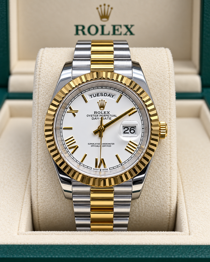 ROLEX DAY-DATE 40 MM – ESFERA BLANCA, BISEL ESTRIADO Y BRAZALETE BICOLOR