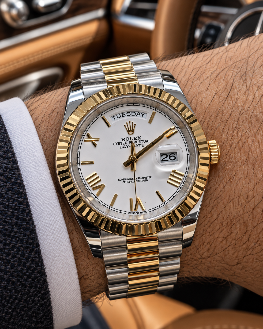 ROLEX DAY-DATE 40 MM – ESFERA BLANCA, BISEL ESTRIADO Y BRAZALETE BICOLOR