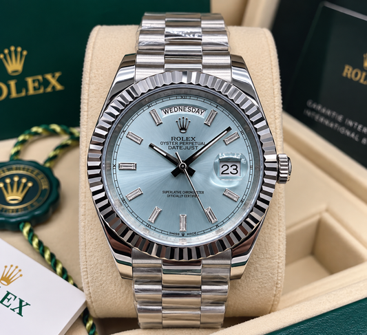 ROLEX DAY-DATE 40 MM – ESFERA AZUL HIELO, BISEL ESTRIADO Y MARCADORES TIPO BAGUETTE